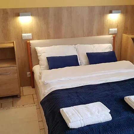 Gosciniec Piast I Camper Park Kamp alanı Brzezno (Poznan)