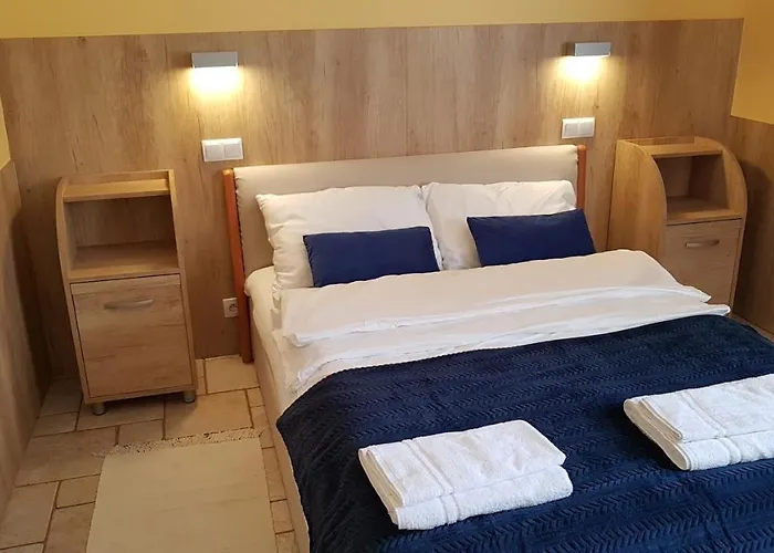 Gosciniec Piast I Camper Park Кемпинг Brzezno (Poznan)